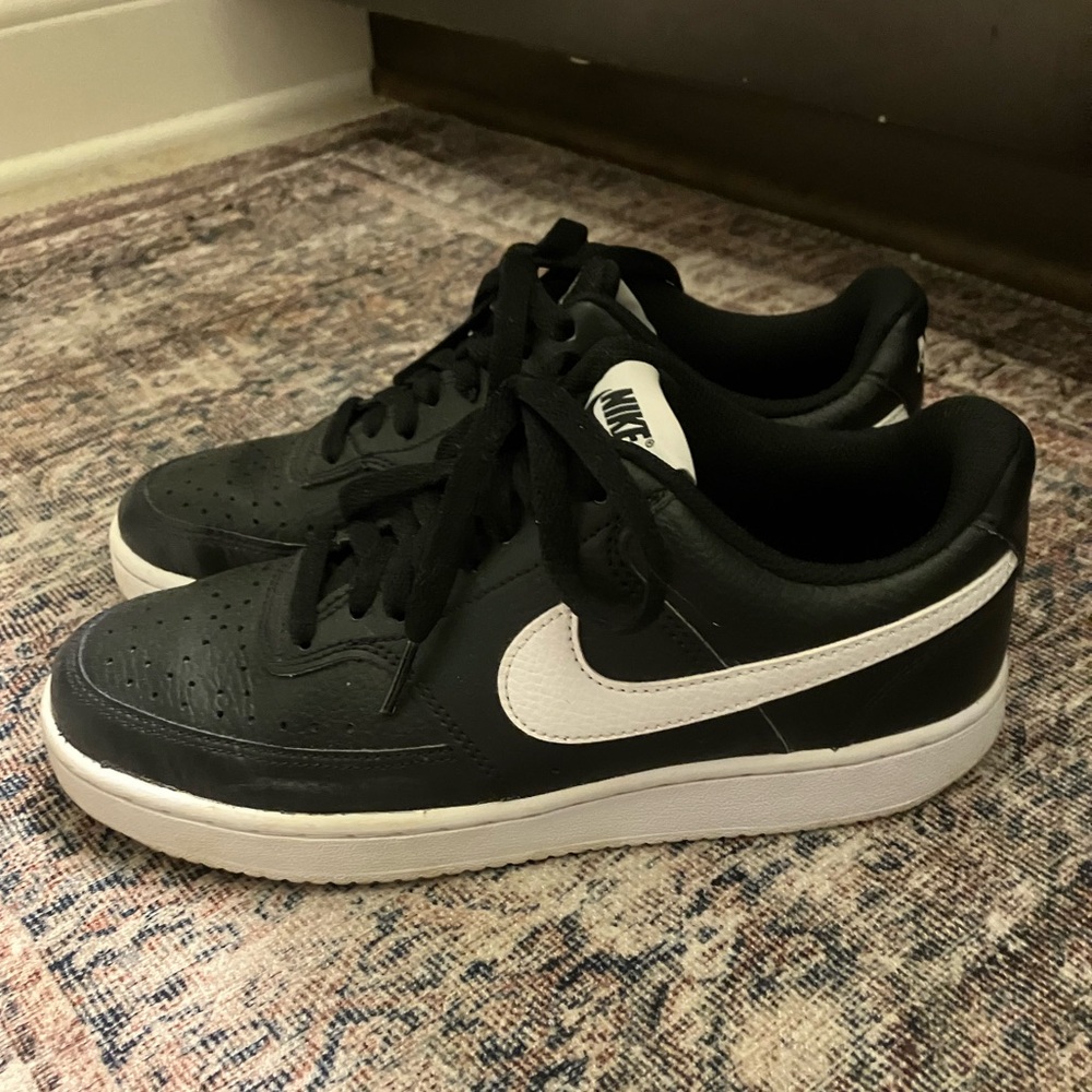Nike sneakers, women’s size 7, black